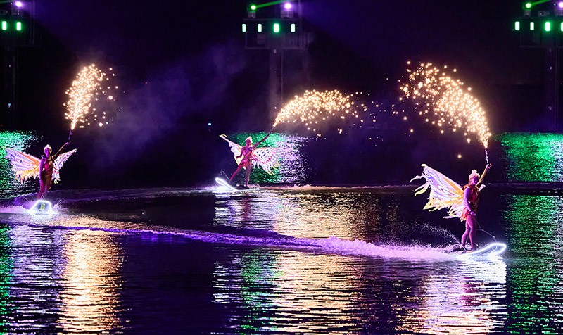 Vào 5 đêm mỗi tuần (Thứ Ba, Năm, Sáu, Bảy và Chủ nhật), show diễn mở đón khách tới trải nghiệm từ 20h30 - 21h. Tức là khán giả chỉ có 3 tháng trong đời để có mặt tại khán đài và chứng kiến tận mắt một kỳ tích trình diễn này.