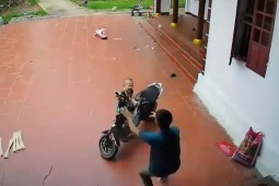 Clip: Thót tim  " khối nghỉ hè "  vít ga xe điện xoay 180 độ trong sân nhà