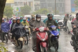 TP HCM: Gió rít mạnh, mưa như trút nước