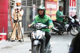 Hà Nội quyết dẹp ' nạn ' xe máy đi lên vỉa hè, một góc phố phạt 100 triệu đồng