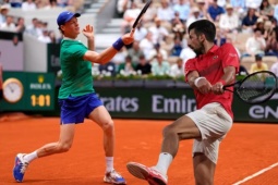 Djokovic và Sinner cùng lập kỷ lục đặc biệt khi lọt vào tứ kết Roland Garros