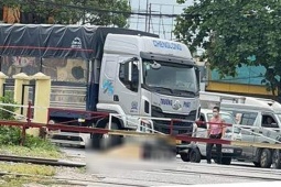 Va chạm với ô tô tải ở Hà Nội, nữ sinh viên năm cuối đại học tử vong tại chỗ