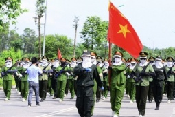 Nữ chiến sĩ Công an luyện tập dưới nắng hè, sẵn sàng cho lễ diễu binh A80