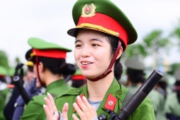 Nữ chiến sĩ Công an luyện tập dưới nắng hè, sẵn sàng cho lễ diễu binh A80
