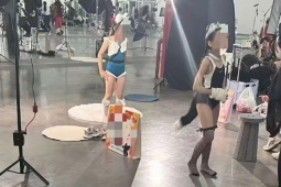 Phụ huynh bị chỉ trích vì để con mặc bodysuit ở triển lãm anime