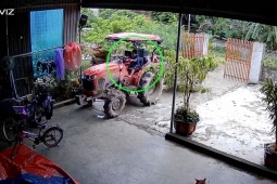 Clip: Hú vía cháu bé nghịch máy kéo, làm xe lùi đổ sập cổng nhà