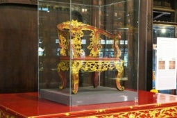 Lắp lồng kính bảo vệ ngai vàng vua Duy Tân
