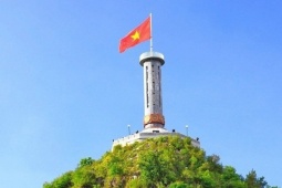 Cột cờ Lũng Cú dừng đón khách