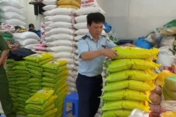 Hà Nội phát hiện nhiều cửa hàng bán gạo giả nhãn hiệu ST25