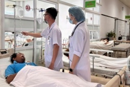 Cấp cứu 8 người ngộ độc sau khi ăn lẩu