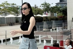 Phương Oanh đi giày  ' cục gạch '  hàng hiệu đưa cặp song sinh dạo phố