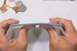 Galaxy S25 Edge gây sốc khi " sống sót " qua bài thử bẻ cong khét tiếng