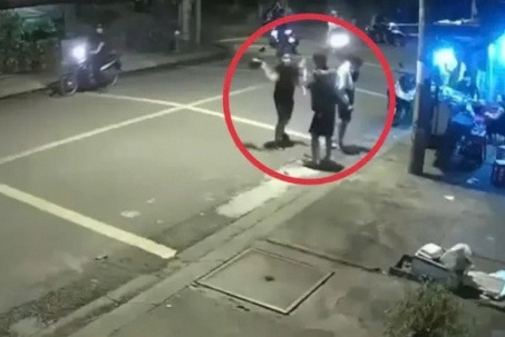 Xác minh người đàn ông đánh tới tấp 2 nam thanh niên ở quận 12