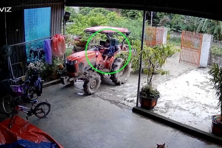 Clip: Hú vía cháu bé nghịch máy kéo, làm xe lùi đổ sập cổng nhà