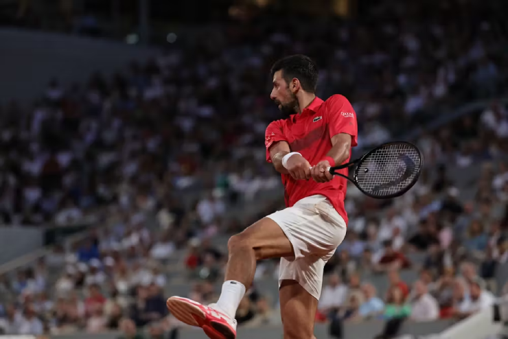 Djokovic có 100 trận thắng và lần thứ 19 lọt vào tứ kết Roland Garros