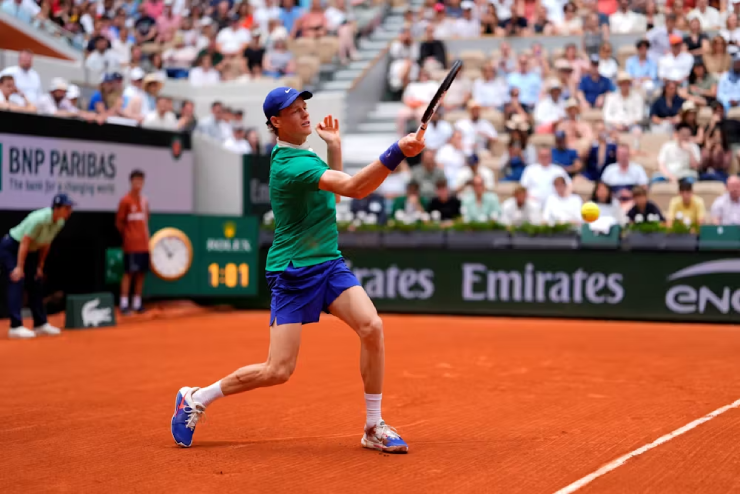 Sinner&nbsp;nối dài chuỗi thắng Grand Slam lên 18 trận liên tiếp và chưa thua set nào tại Roland Garros 2025
