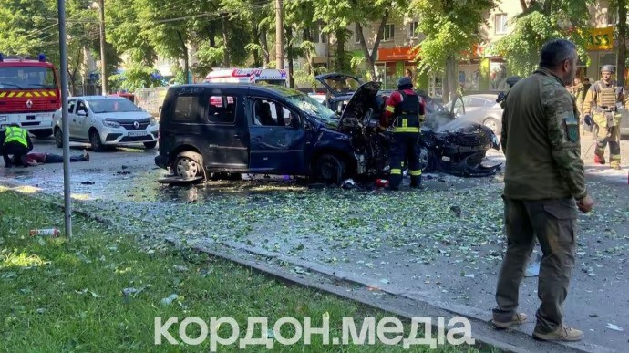 Nhiều phương tiện bị hư hại trong vụ tập kích nhằm vào thành phố Sumy (ảnh: Kyiv Independent)