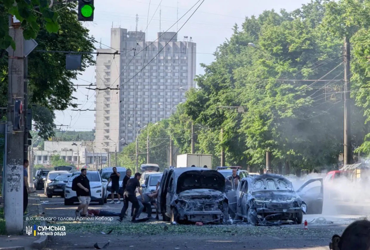 Xe ô tô bị thiêu rụi ở Sumy (ảnh: Kyiv Independent)