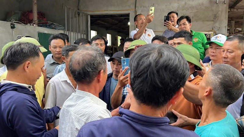 Rất nhiều người từ khắp các tỉnh thành như Hà Nội, Hà Tĩnh, Đắk Lắk, Gia Lai đã tìm đến tận nơi để chứng kiến buổi thu hoạch cặp nhung nai này.