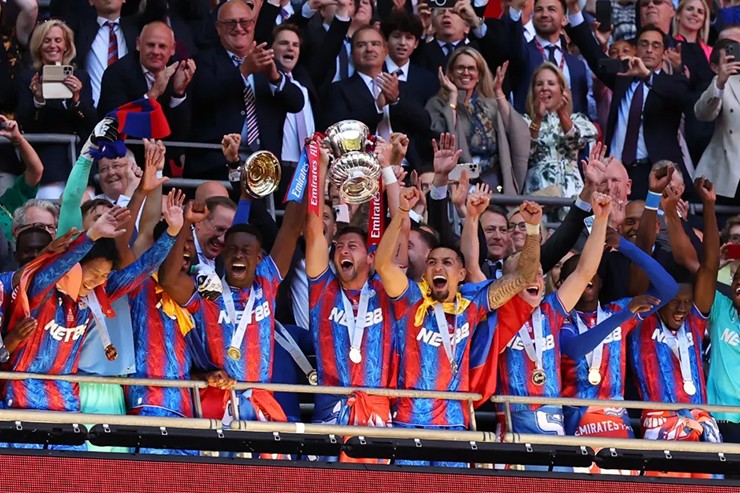 Các cầu thủ Crystal Palace ăn mừng vô địch FA Cup 2024/25