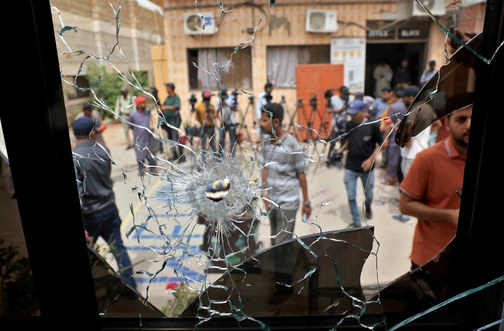 Cửa kính bị vỡ sau vụ vượt ngục ở nhà tù thuộc Malir (ảnh: Reuters)