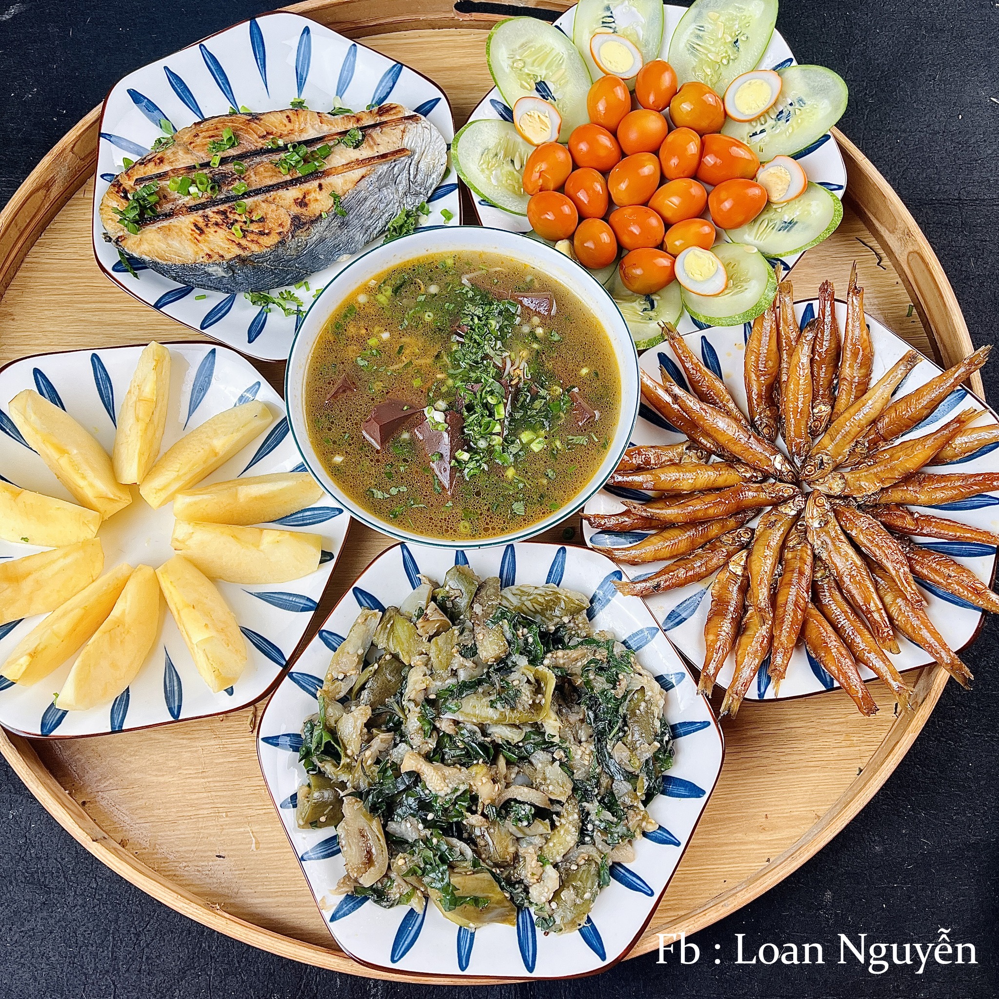 Cà tím xào lá lốt - Cá cơm kho - Salad - Cá thu nướng mỡ hành - Táo - Canh tiết nấu giá đỗ