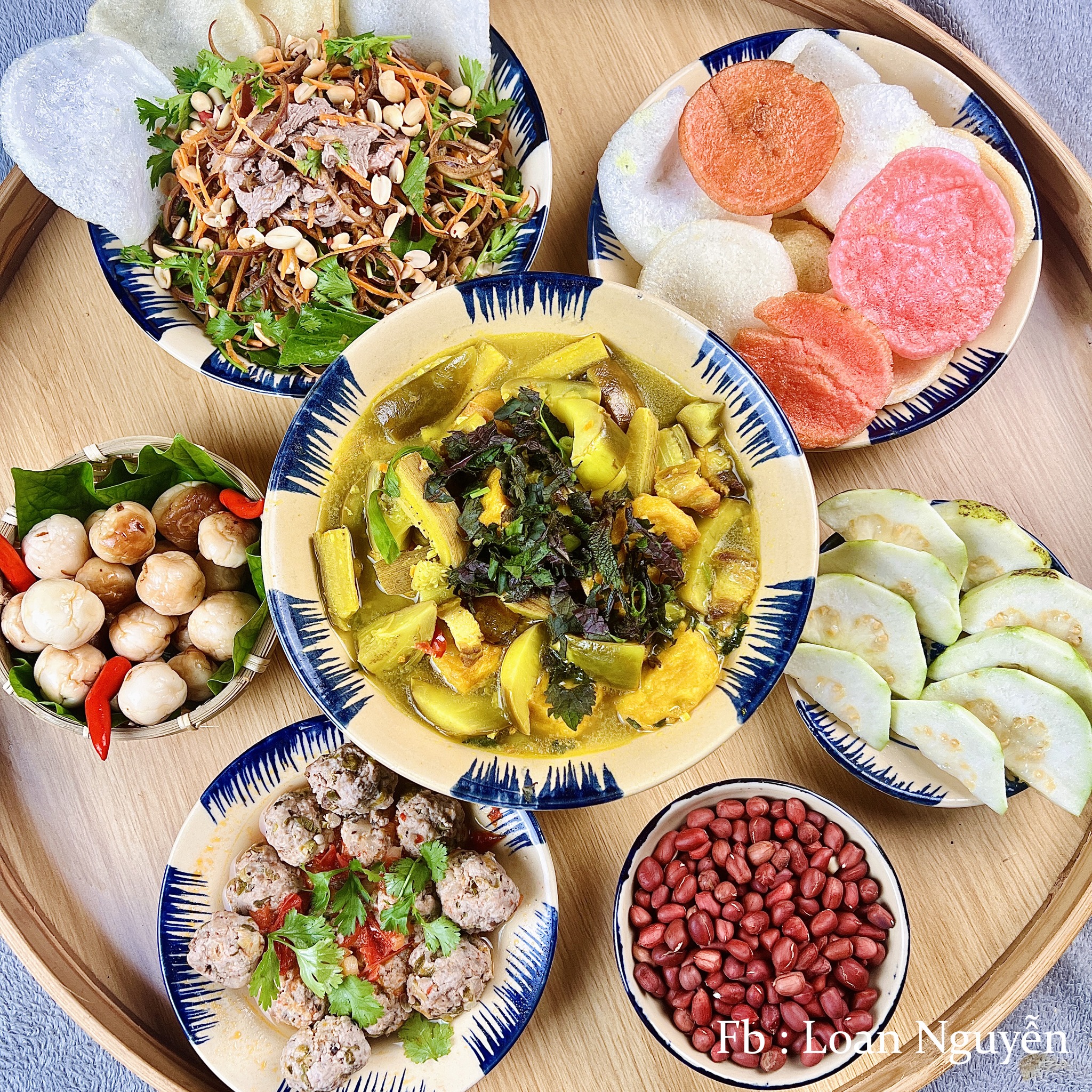 Gỏi hoa chuối - Bánh phồng tôm - Cà muối - Thịt viên hầm - Ốc om chuối đậu - Cà muối - Ổi