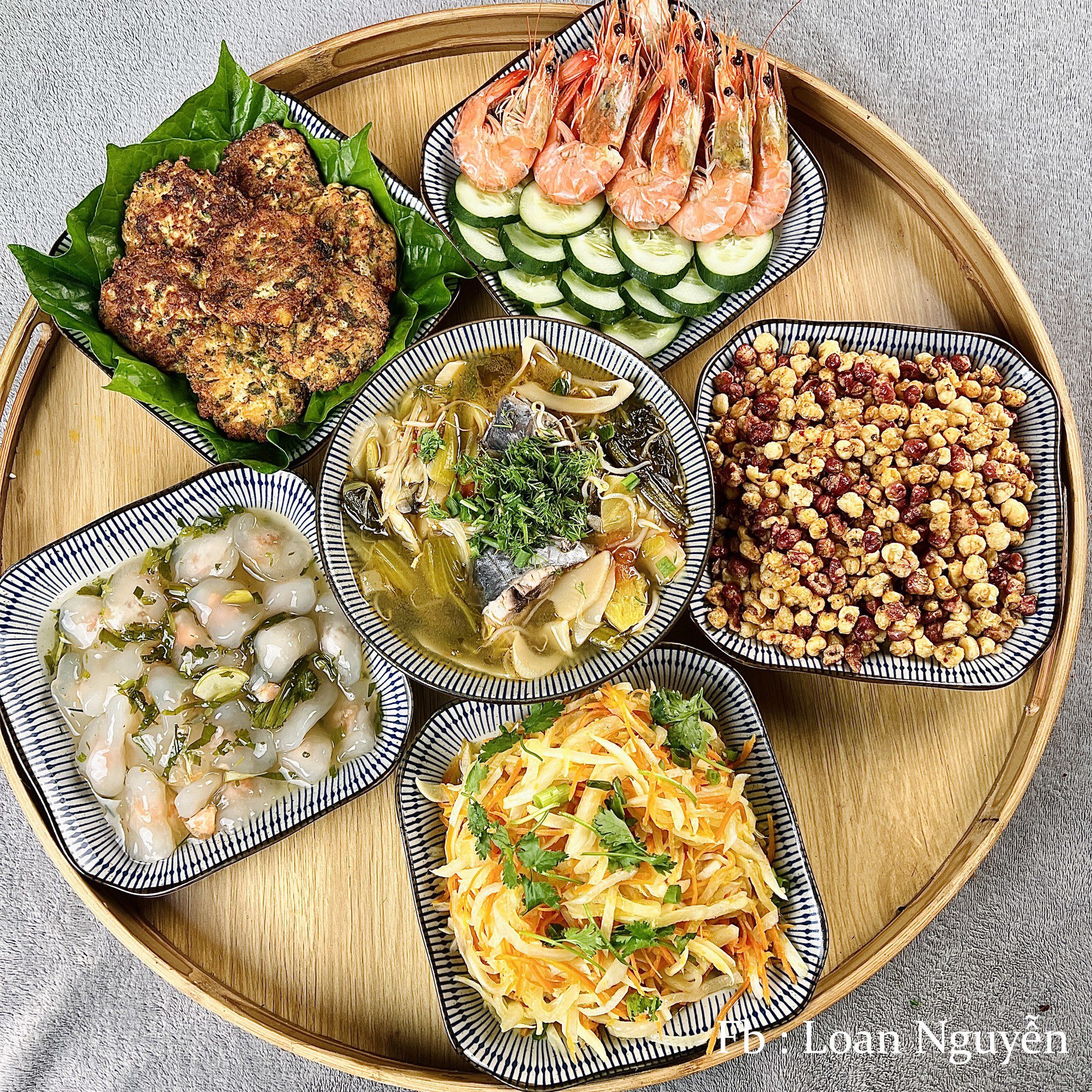 Bánh bèo - Su hào, cà rốt xào - Ngô xóc mắm - Tôm luộc nước dừa - Thịt viên chiên - Canh chua