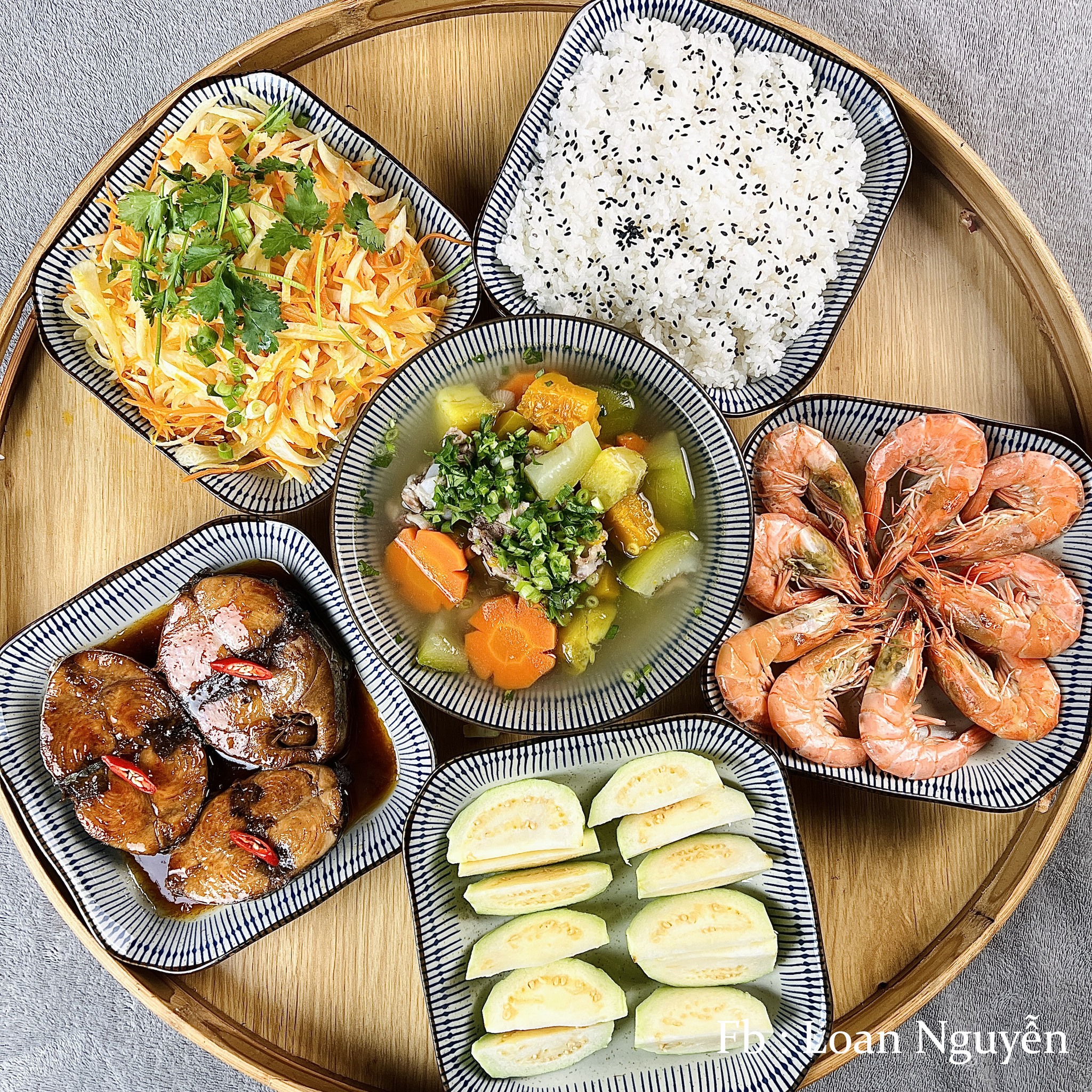 Tôm hấp - Cơm trắng trộn vừng đen - Su hào, cà rốt xào - Cá kho - Canh xương hầm củ - Ổi