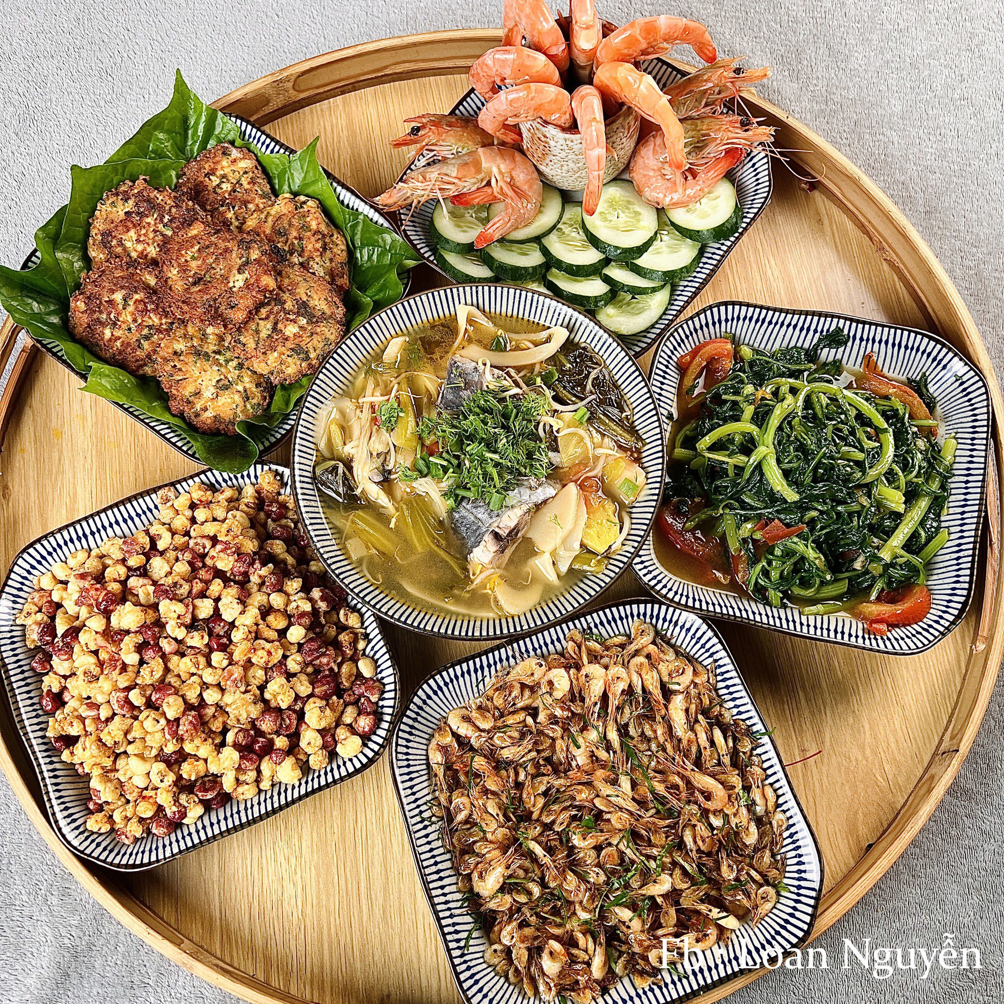 Tôm luộc nước dừa - Thịt viên chiên - Ngô xóc mắm - Tép rang lá chanh - Rau xào - Canh chua