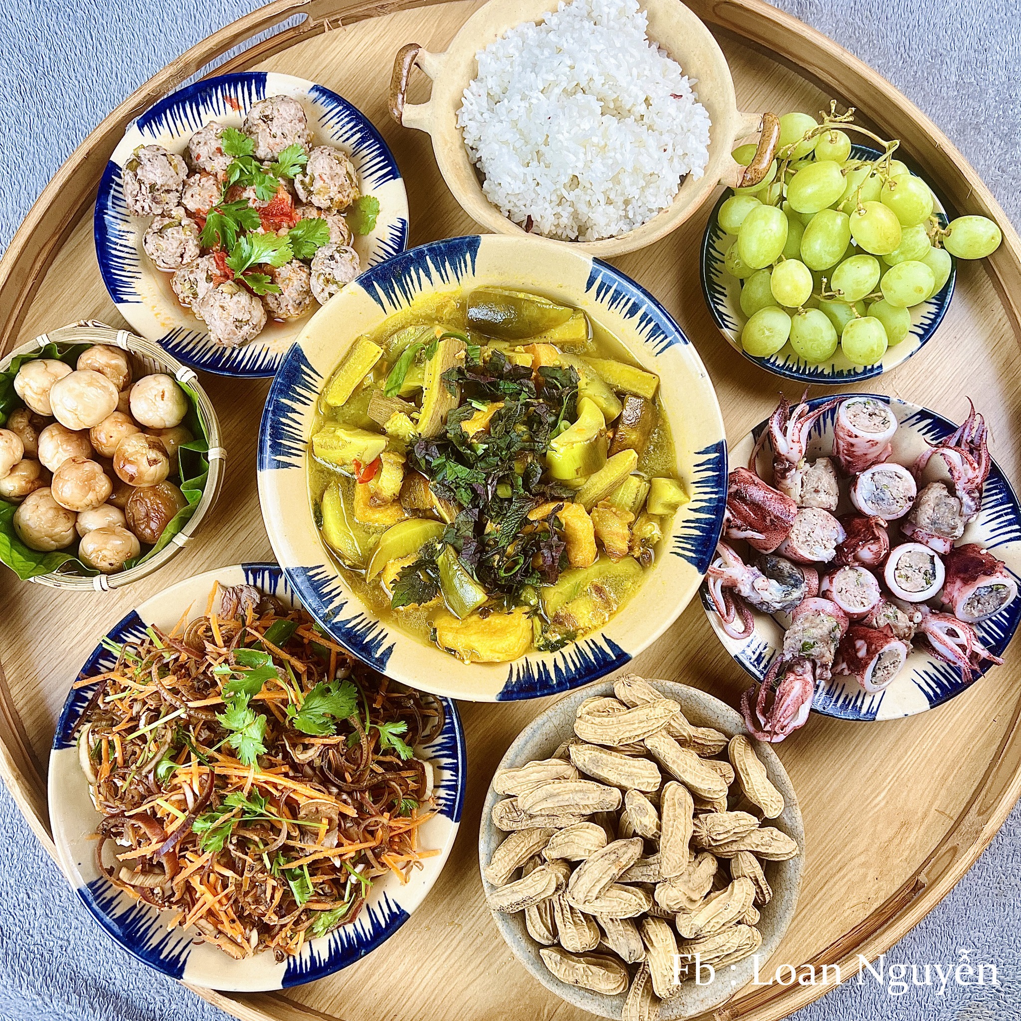 Ốc om chuối đậu - Lạc luộc - Mực nhồi thịt hấp - Gỏi - Thịt viên hầm - Nho
