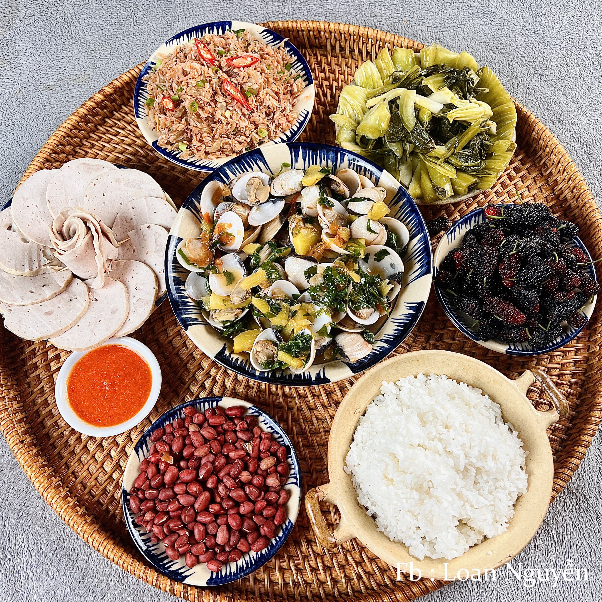Dưa chua muối - Chả giò - Ngao hấp Thái - Lạc đỏ