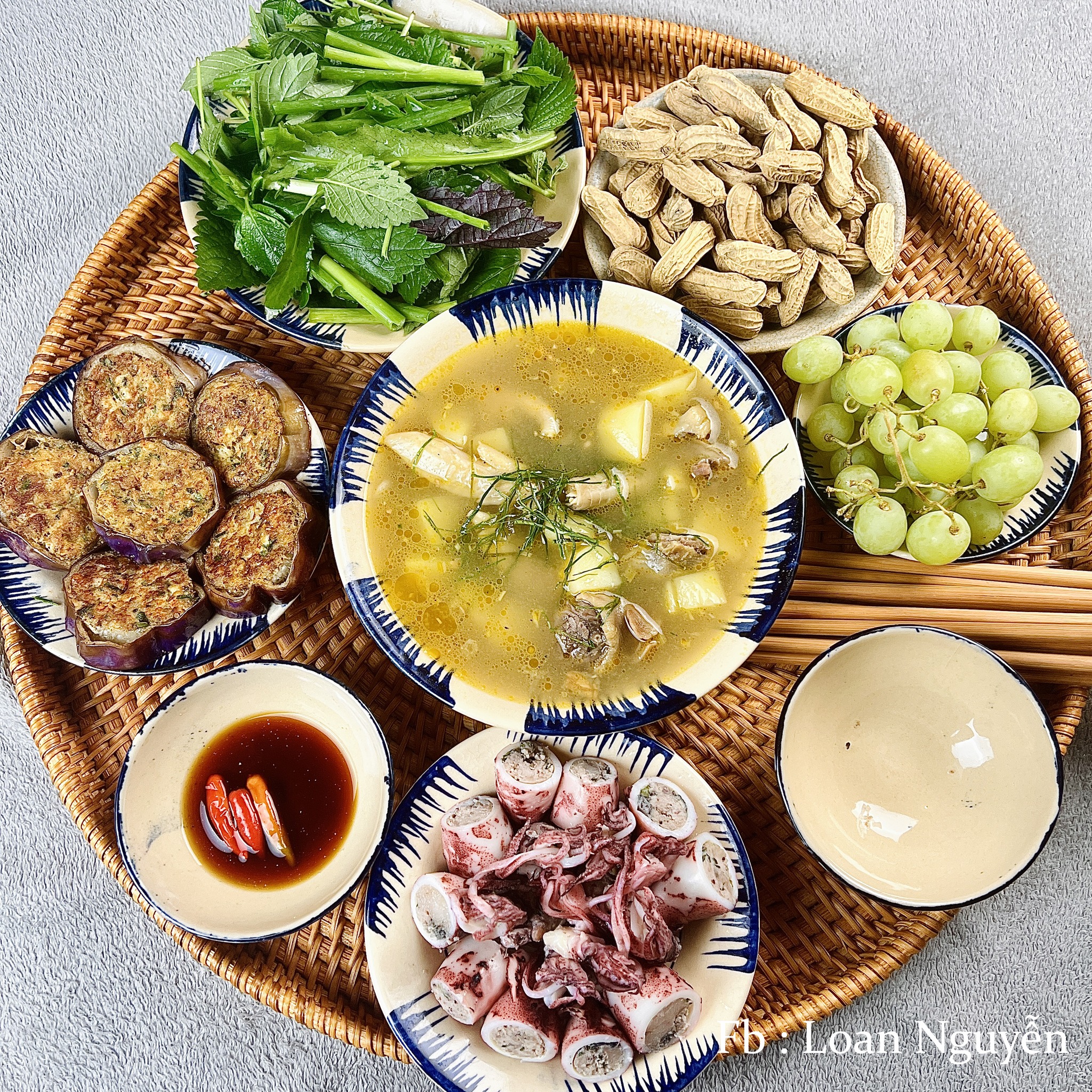 Mực nhồi thịt hấp - Cà tím nhồi thịt chiên - Lạc luộc - Rau sống - Canh - Nho