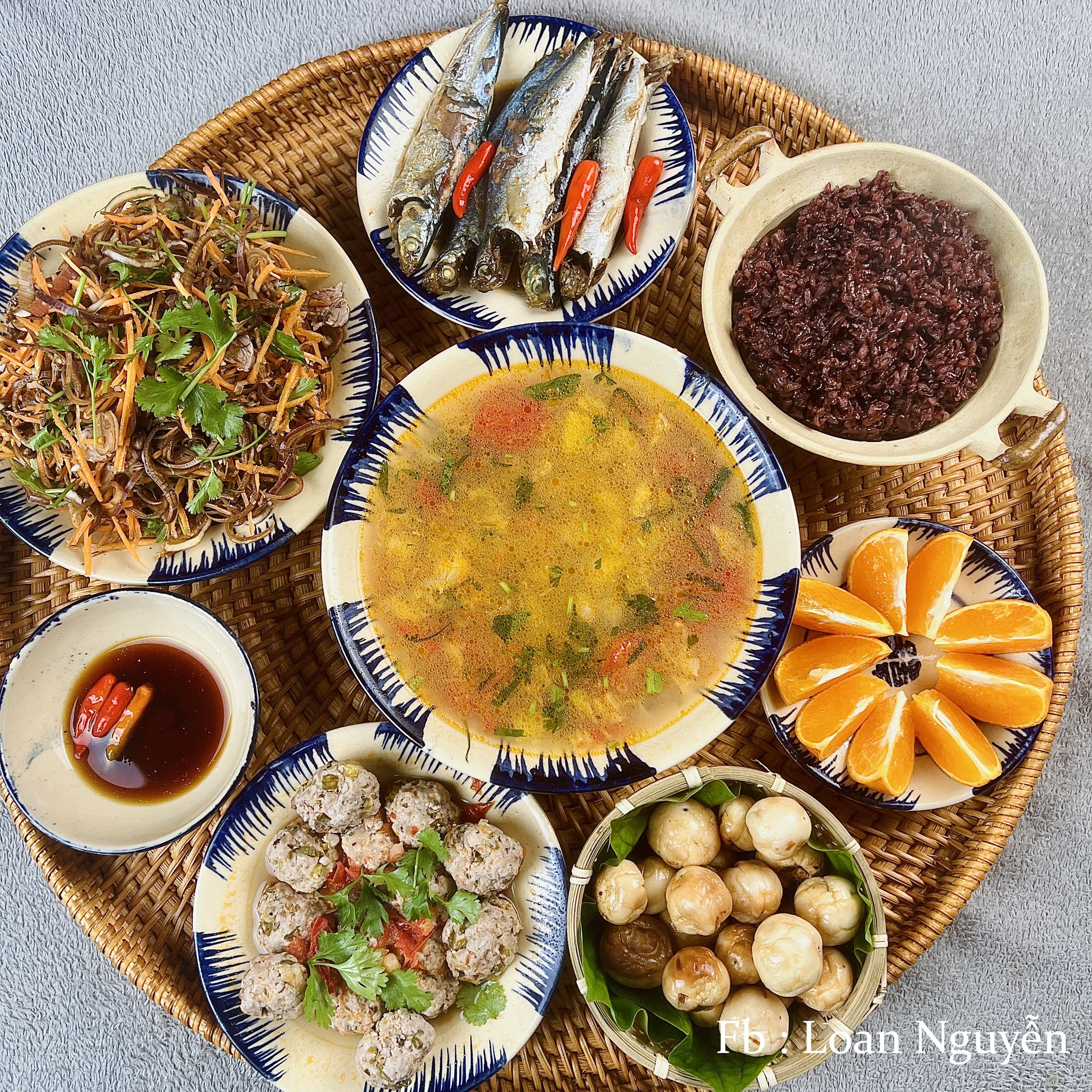 Cá nục hấp - Thịt viên hầm - Cà muối - Canh chua - Gỏi - Gạo lứt đen
