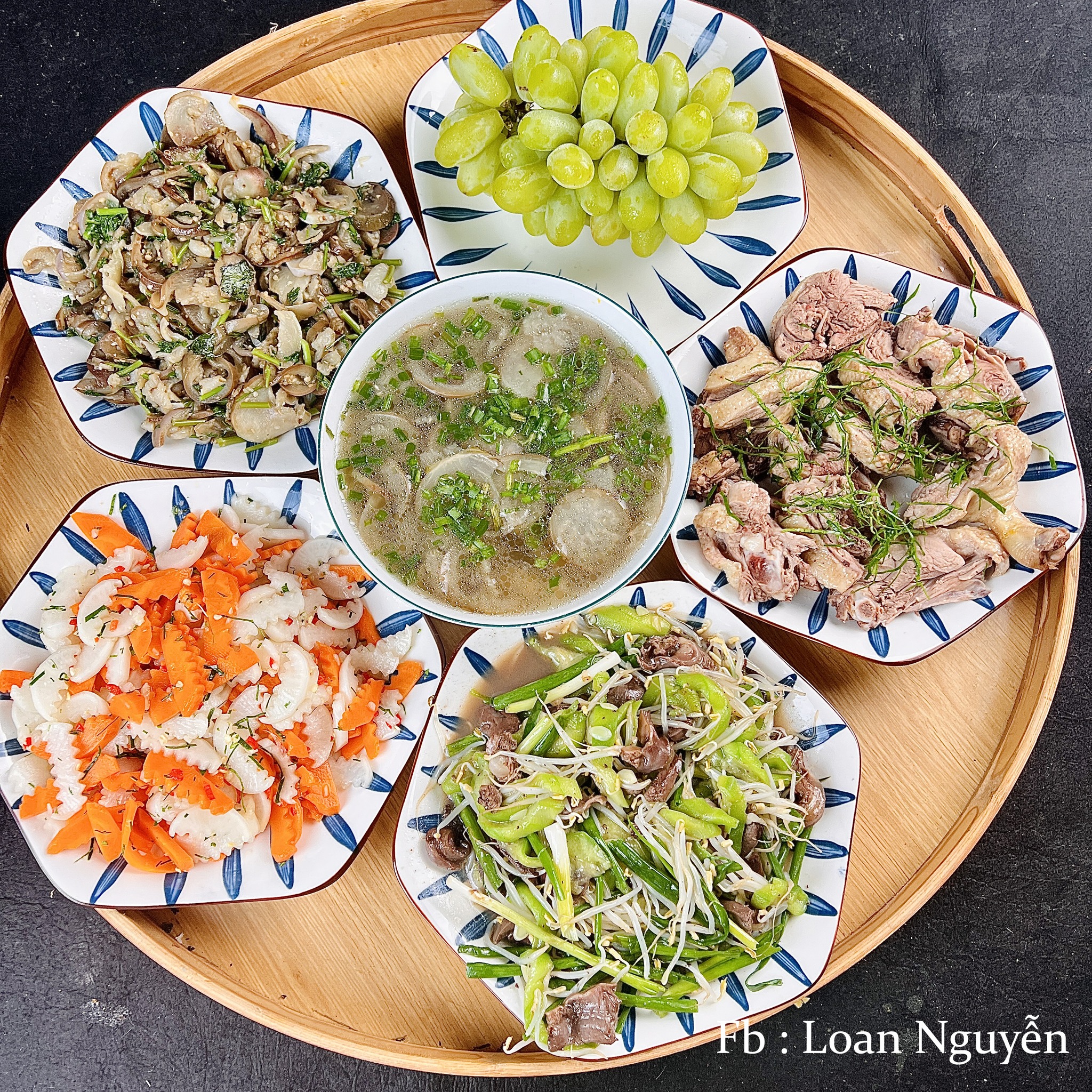 Thịt vịt luộc - Thịt bò xào hành ba rô - Củ cải muối - Cà tím muối - Nho - Canh thịt bò nấu hành tây