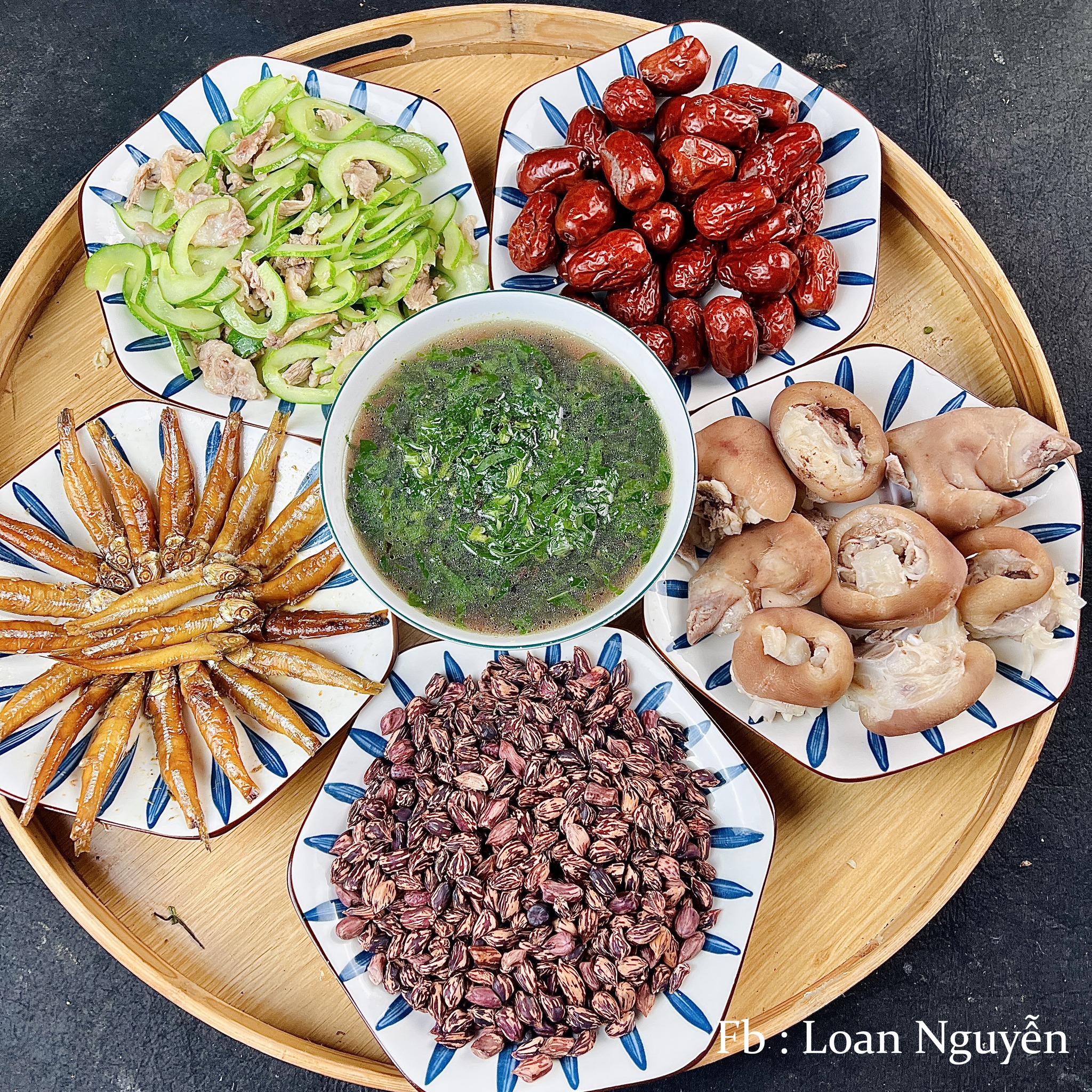 Lạc hoa mèo - Chân heo hầm - Cá cơm rim mặn - Thịt xào dưa leo - Táo đỏ - Canh rau mồng tơi