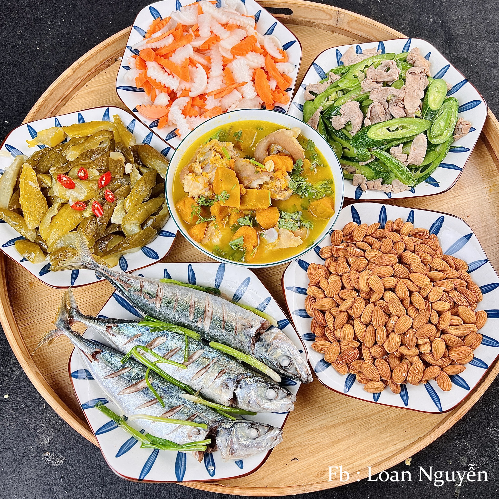 Cá nục hấp - Thịt bò xào đậu - Dưa chuột muối - Củ cải muối - Hạnh nhân - Canh xương heo hầm bí đỏ