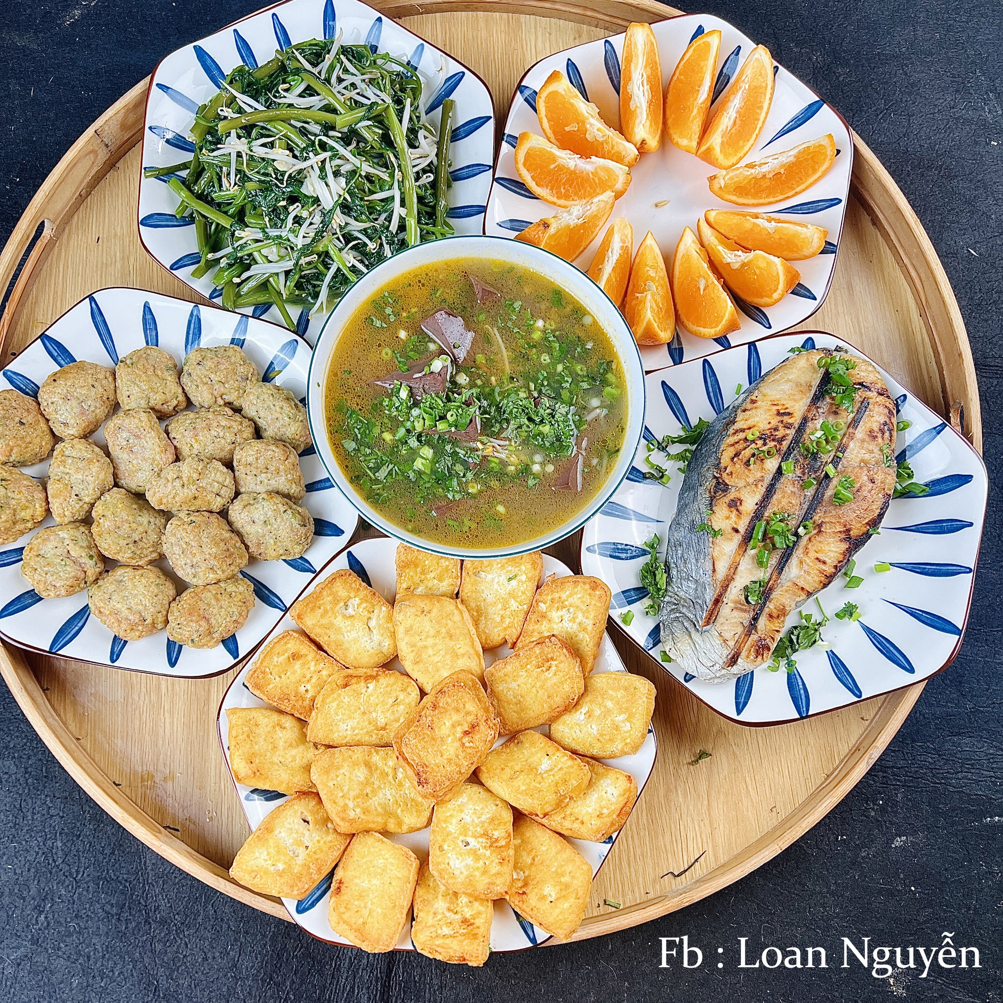 Cá thu nướng mỡ hành - Đậu phụ chiên - Thịt viên chiên - Rau muống xào giá đỗ - Canh tiết nấu giá đỗ - Cam