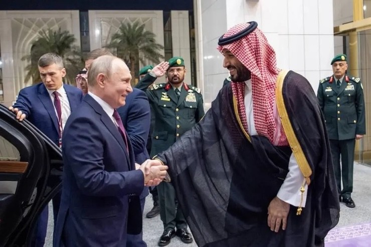Tổng thống Nga Vladimir Putin gặp thái tử Ả Rập Saudi Mohammed bin Salman tại cung điện Al Yamamah, Riyadh vào ngày 6/12/2023. Ảnh: Anadolu.