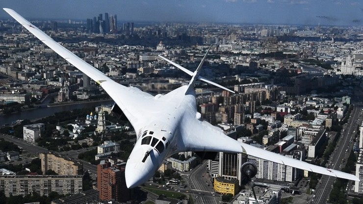 Chưa có bất cứ bằng chứng nào cho thấy Ukraine phá hủy thành công oanh tạc cơ Tu-160 của Nga trong cuộc tấn công ngày 1/6. Ảnh: TWZ.