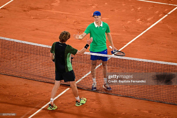 Sinner dễ dàng vượt qua Rublev