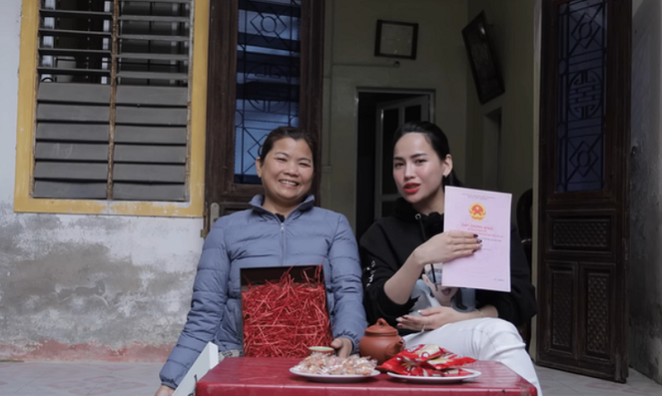 Võ Hà Linh tặng mẹ sổ đỏ.