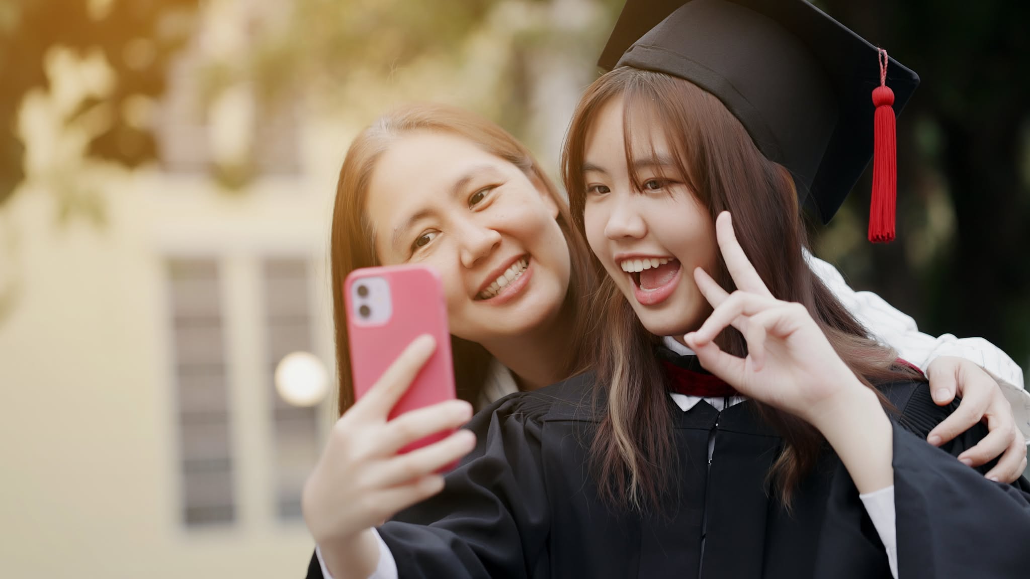 Mỗi cột mốc trưởng thành không chỉ là bước ngoặt quan trọng với con mà còn với cha mẹ – những người đã dõi theo, nâng niu và trao gửi mọi điều tốt đẹp nhất. Ảnh: Shutterstock