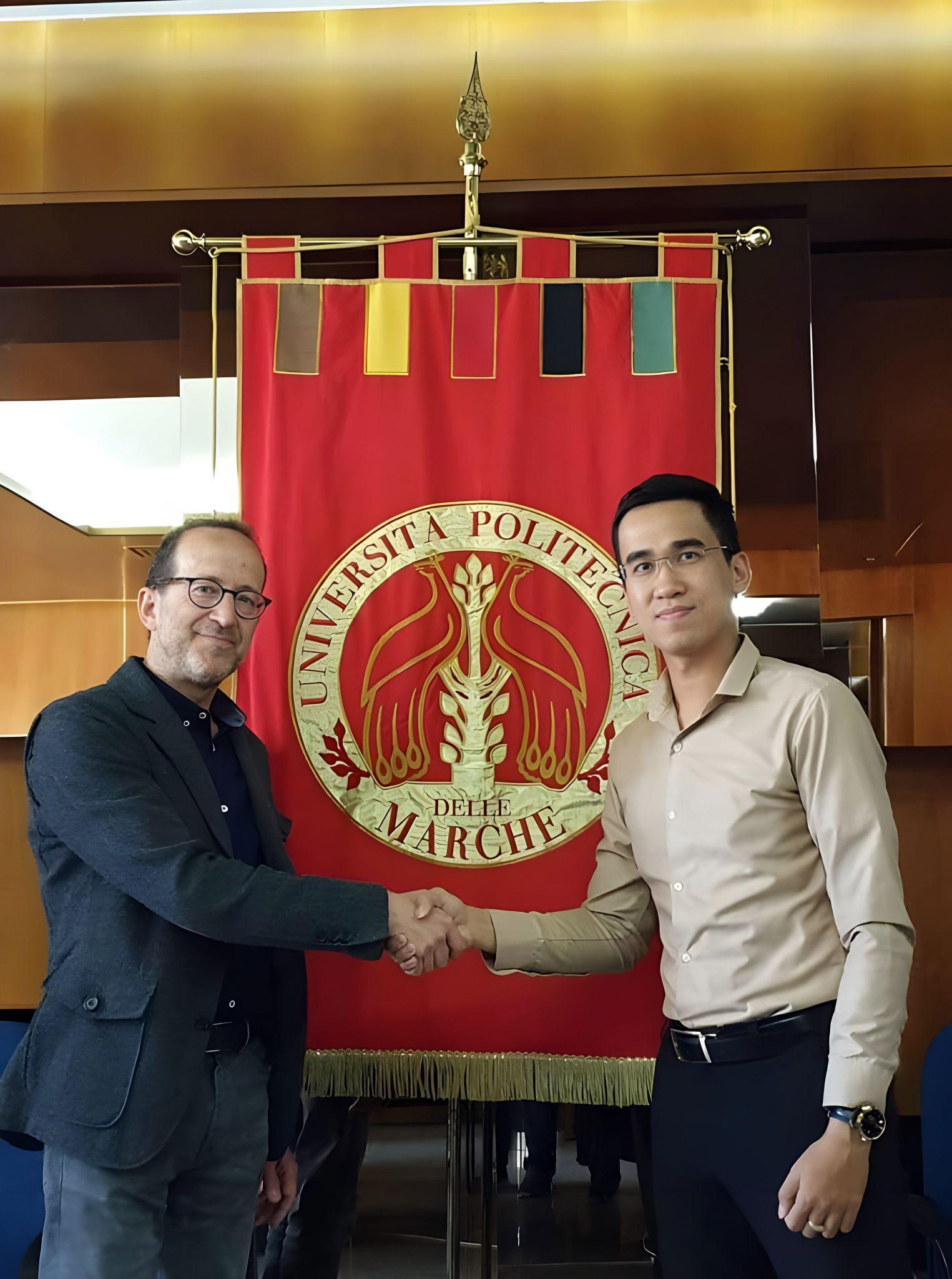 TS.KTS Minh Hiếu và thầy của mình GS. Antonello Alici (Đại học Politecnica delle Marche) cùng sáng lập The Road to Rome hỗ trợ cho sinh viên Việt Nam và quốc tế