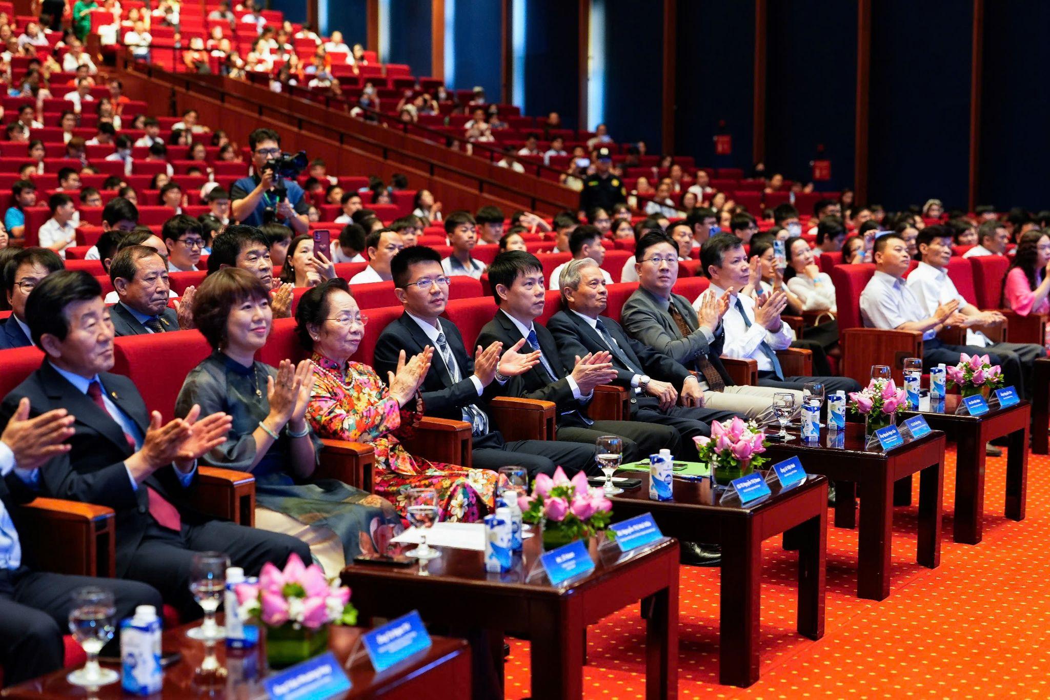 Hội trường Lễ Vinh danh và Trao giải Quốc gia Cuộc thi IOE năm học 2024-2025 tại Trung tâm Hội nghị Quốc gia