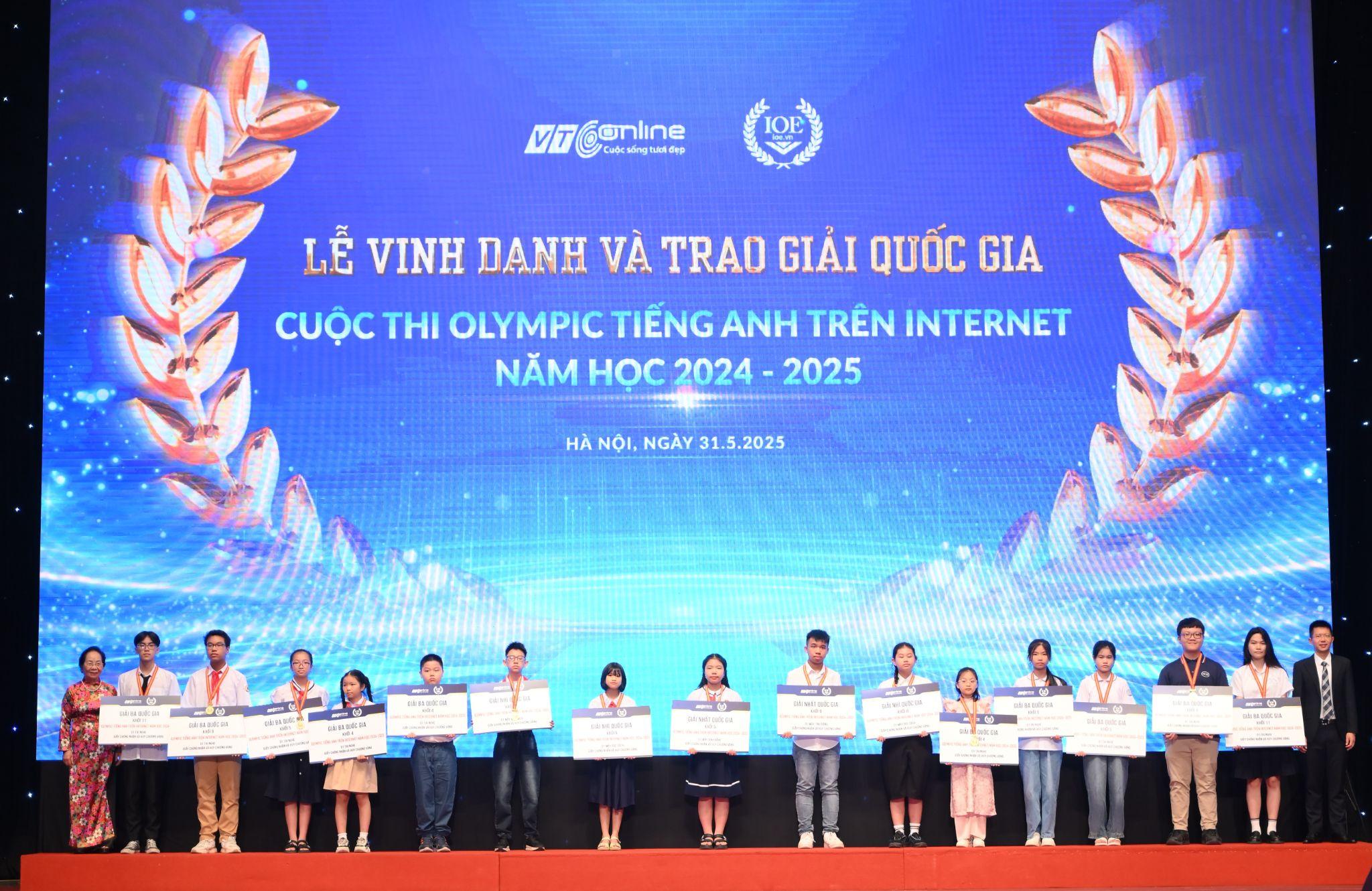 Bà Nguyễn Thị Doan -&nbsp;Nguyên Phó Chủ tịch nước,&nbsp;Chủ tịch Hội Khuyến học Việt Nam và ông Lê Việt Hòa - Giám đốc VTC Online trao giải cho Top học sinh đạt Giải Nhất, Nhì, Ba Quốc gia