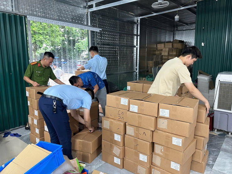 Lực lượng kiểm tra cơ sở kinh doanh của Công ty TNHH Dược mỹ phẩm Ngân Korea ở huyện Gia Lâm, Hà Nội - Ảnh DMS
