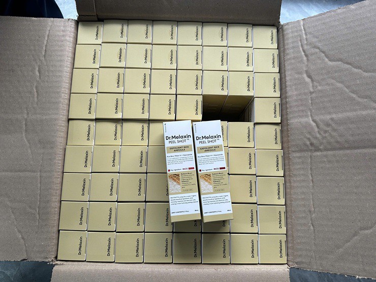 Đoàn kiểm tra phát hiện 5.400 sản phẩm mỹ phẩm không có hóa đơn, chứng từ, được xác định là hàng hóa nhập lậu - Ảnh DMS