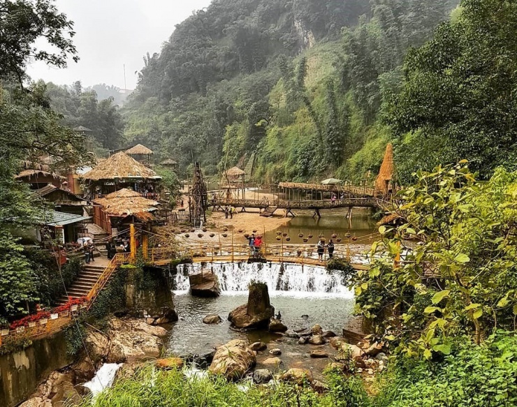 Ở miền núi phía Bắc, Sa Pa vào tháng 6 mang vẻ đẹp trong lành, không quá lạnh, phù hợp cho trẻ em khám phá bản làng, đi cáp treo Fansipan và tìm hiểu đời sống người dân tộc. Với thời gian 3 ngày 2 đêm, gia đình có thể trải nghiệm các hoạt động ngoài trời và nghỉ dưỡng tại các khách sạn, homestay có view núi. Chi phí dao động từ 8–12 triệu đồng tùy phương tiện di chuyển. Ảnh Internet