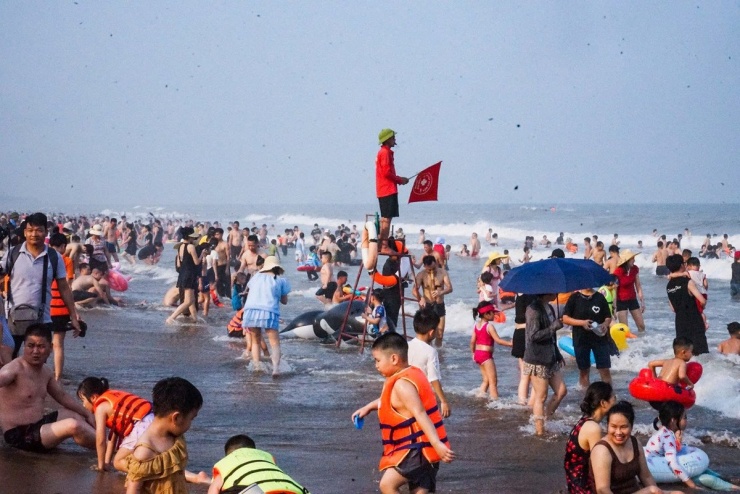 Ngoài ba điểm nổi bật trên, Sầm Sơn (Thanh Hóa) cũng là lựa chọn gần gũi với nhiều gia đình miền Bắc nhờ giao thông thuận tiện, biển đẹp và nhiều khu vui chơi ven bờ. Một kỳ nghỉ ngắn 2–3 ngày tại đây có chi phí chỉ từ 5–7 triệu đồng. Ảnh Trọng Tùng